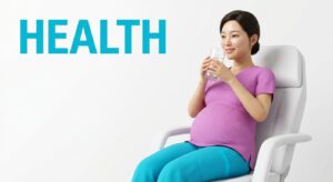 평온한 표정으로 휴식을 취하는 임산부와 건강한 케어를 상징하는 이미지
